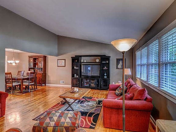 5th image of 437 Robert E Lee Dr