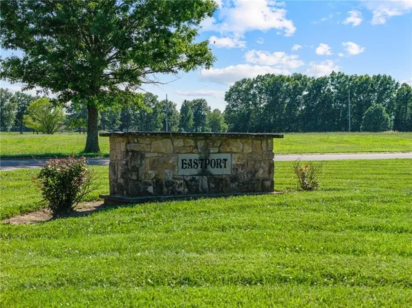 2206 Porter Ln, Pittsburg, KS 66762