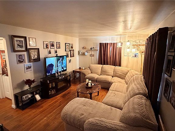 3rd image of 464 Greenridge Rd