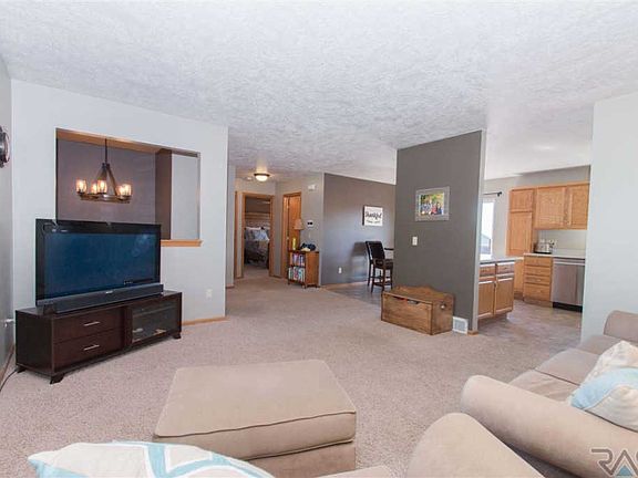 4th image of 6708 S Hughes Ave