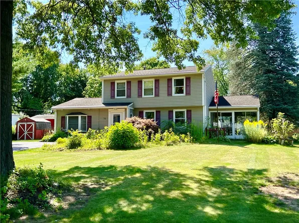 15 Sandstone Dr, Spencerport, NY 14559