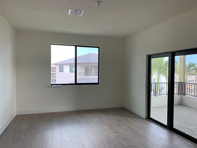 4718 NW 84th Ave — Photo 5