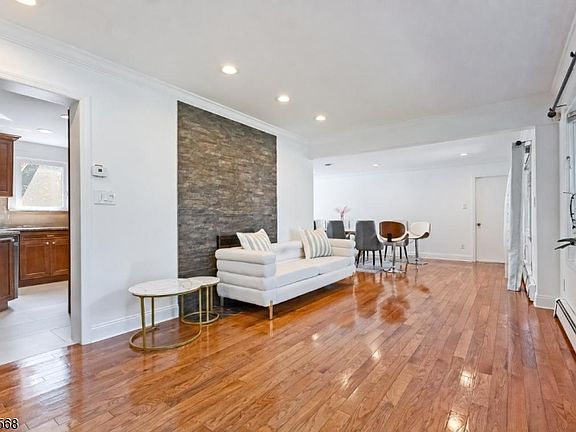 4th image of 64 Spring Valley Rd