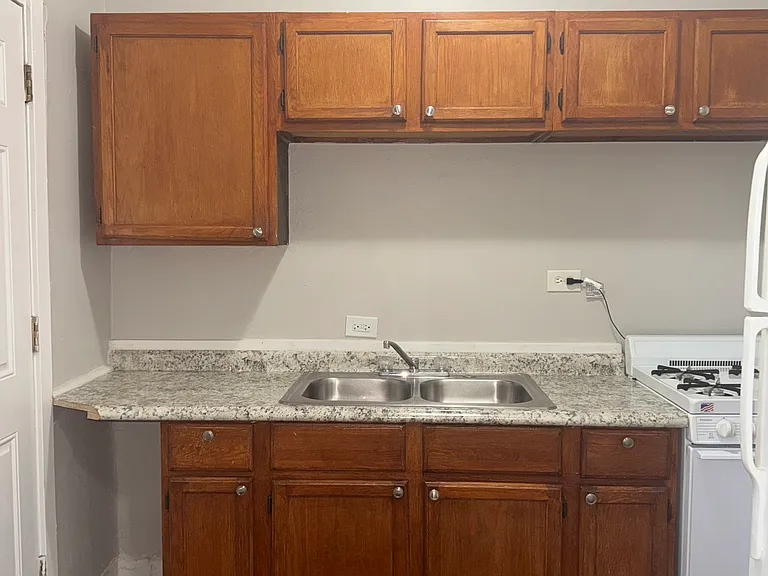 1957 W Lunt Ave #1/2-2 — Photo 10