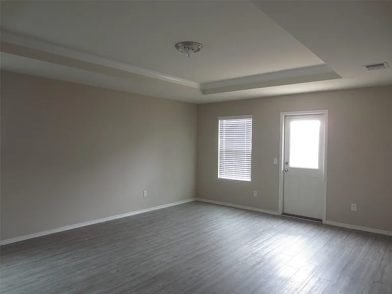 4633 Benham Dr — Photo 12