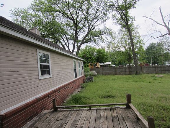 2nd image of 601 W Sixth St