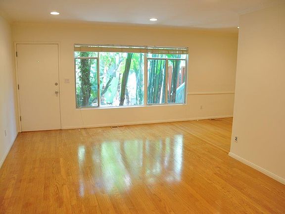 5th image of 2429 N Beachwood Dr