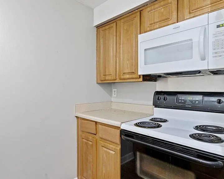 Balsam Avenue Apartments - The Villages — Photo 12