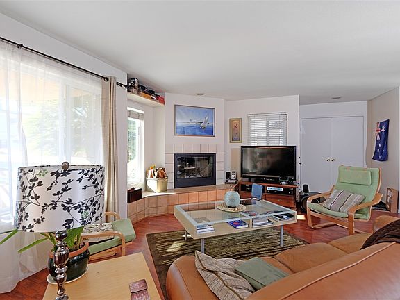 3rd image of 824 Sunset Ct