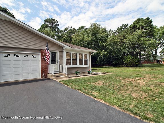 3rd image of 12B Yorktowne Parkway