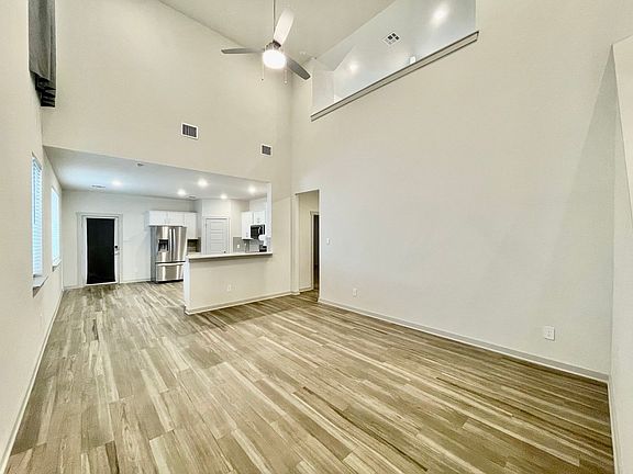 4th image of 213 Ashford St