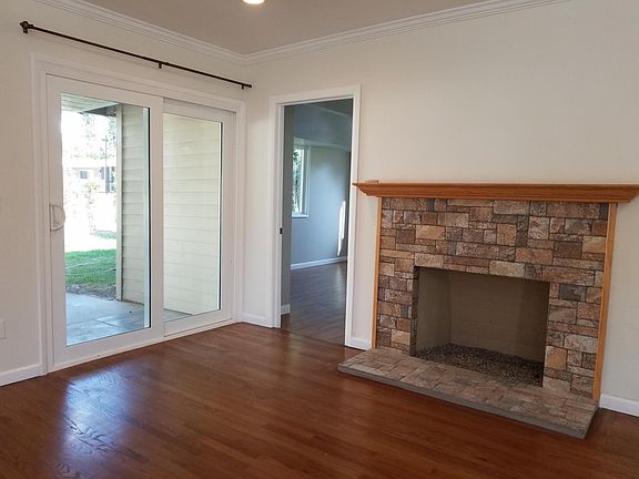 4th image of 160 N Ivy Ave