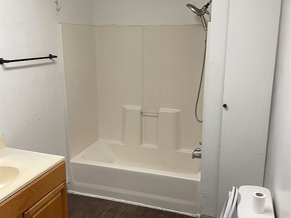 5th image of 302 10th Ave N #302