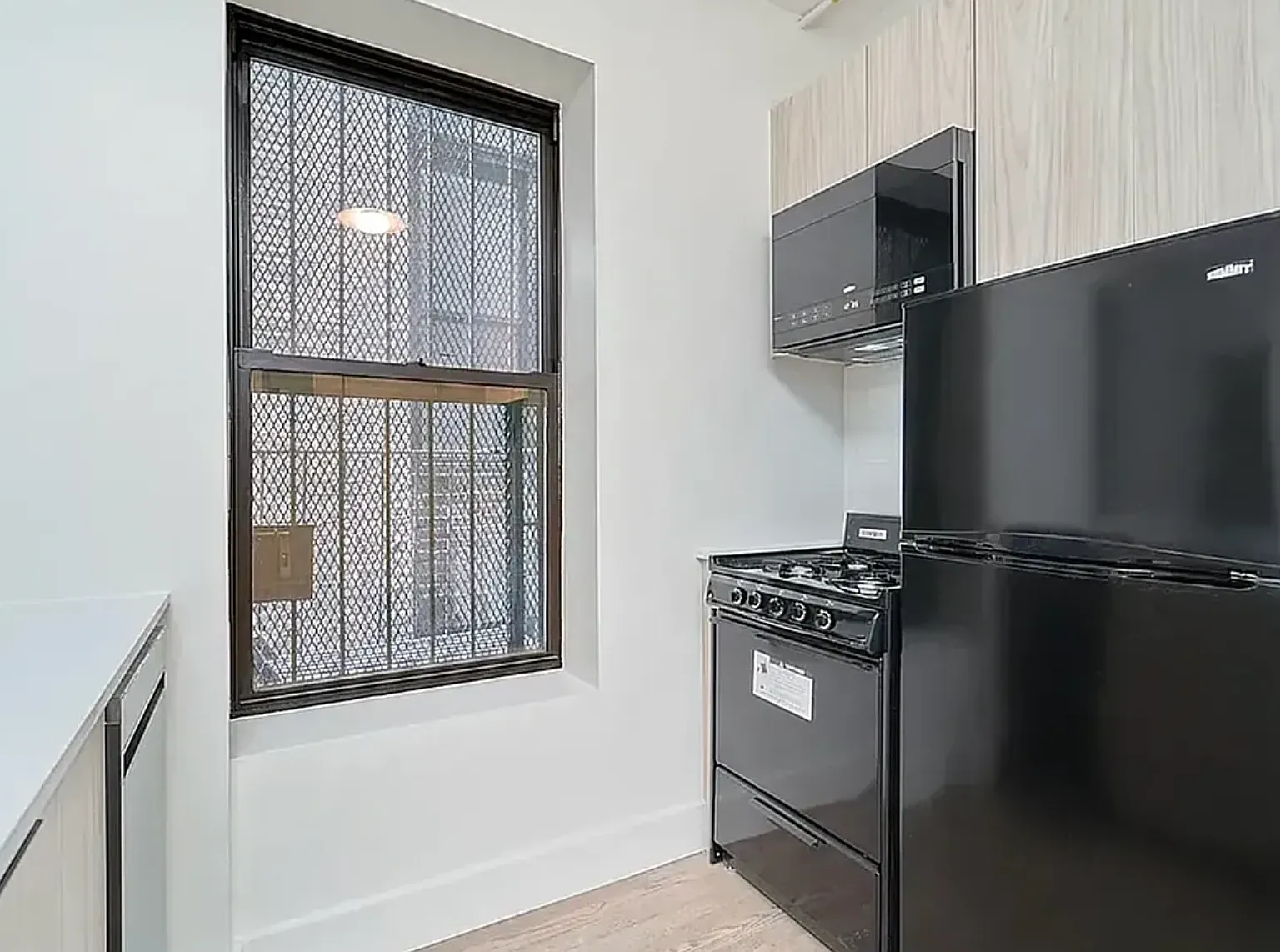 208 East 6th Street — Photo 4