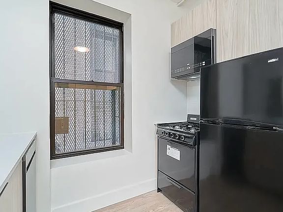 4th image of 208 E 6th St #18A