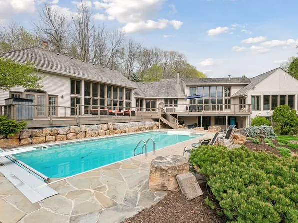 535 Applegarden Rd, Mound, MN 55364