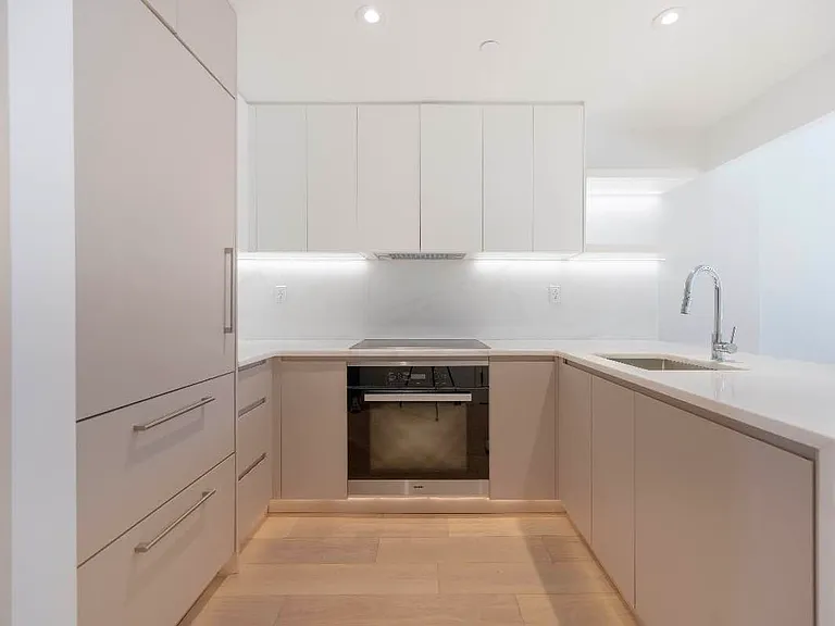 355 W 39th St #6B — Photo 4