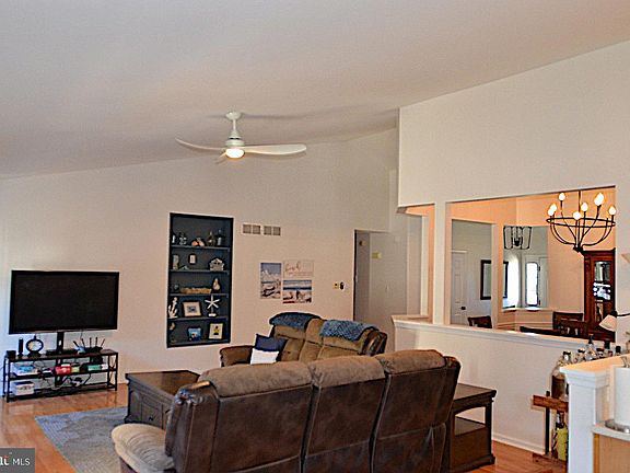 5th image of 54 London Dr