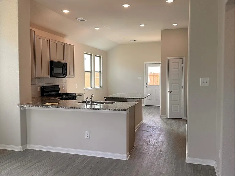 3056 Plateau Dr — Photo 2