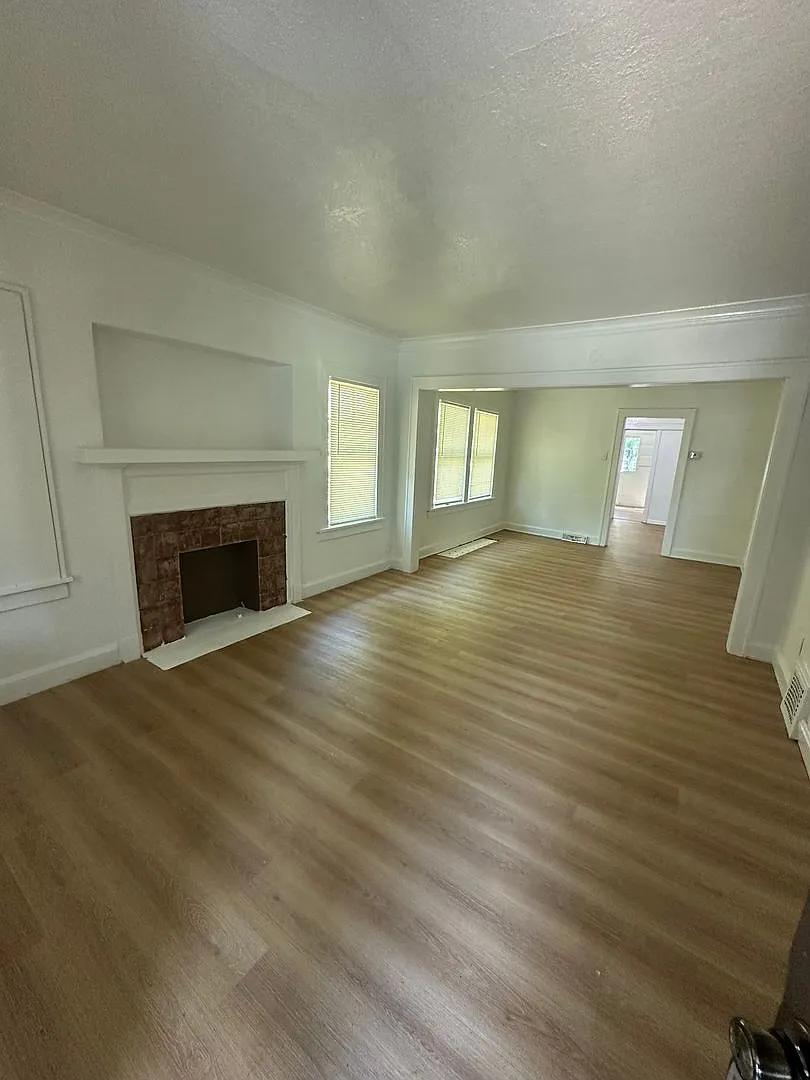 This is a 3bedroom 1 Full bathroom house which has a spacious living room, dining room and full k... — Photo 2