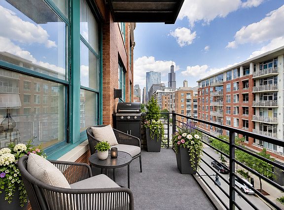 3rd image of 1016 W Madison St APT 4S