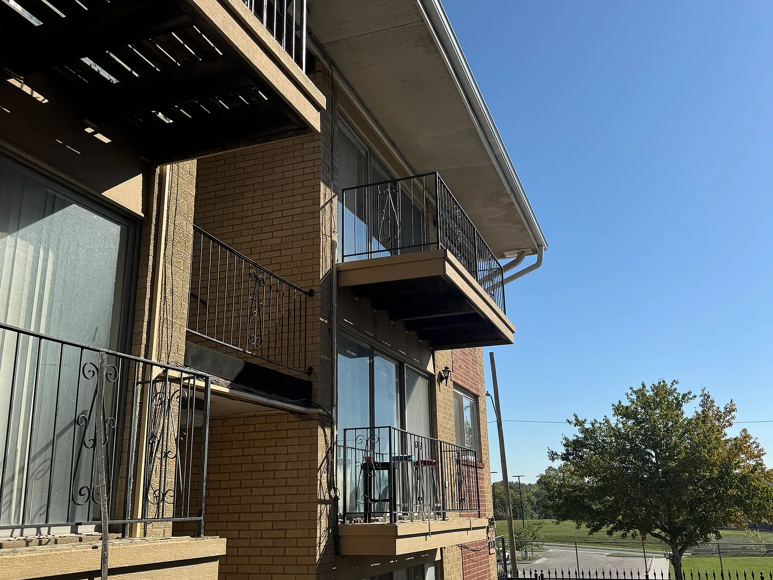 2 bed, 1000 sqft, $1,100 — Photo 2