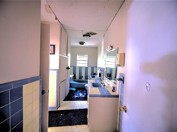 4th image of 213 Texas St
