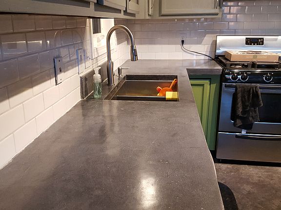 Concrete / subway tile