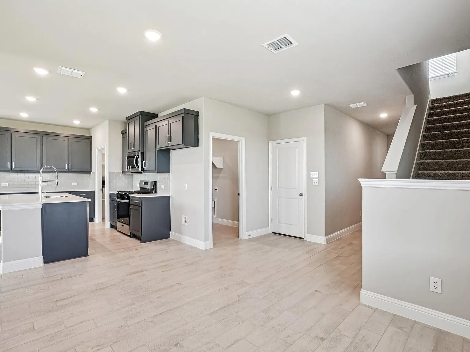 4 bed, 2436 sqft, $2,350 — Photo 2