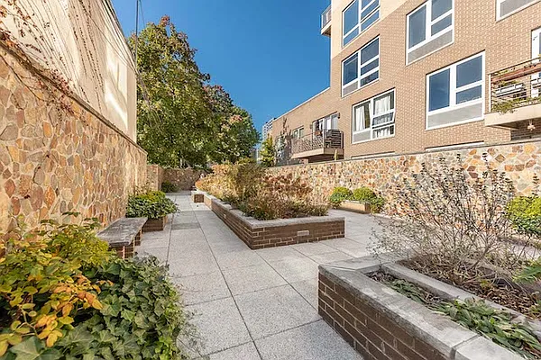 Sold by Modern Spaces | media 9