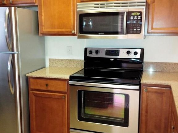 5th image of 10433 NW 8th St #102