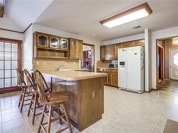 3rd image of 2405 Golden Oaks Dr