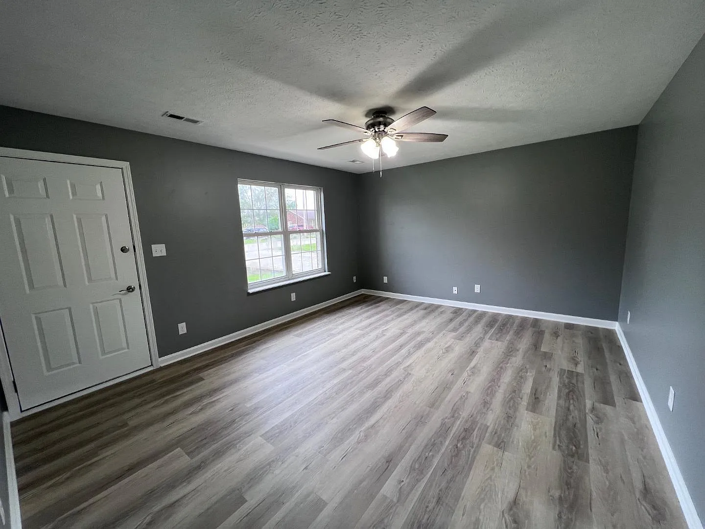 105 Hayden Dr — Photo 3