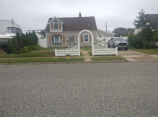36 Bluegrass Ln, Levittown, NY 11756