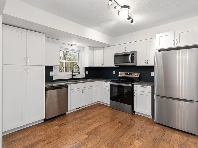 919 Forest Dr — Photo 2