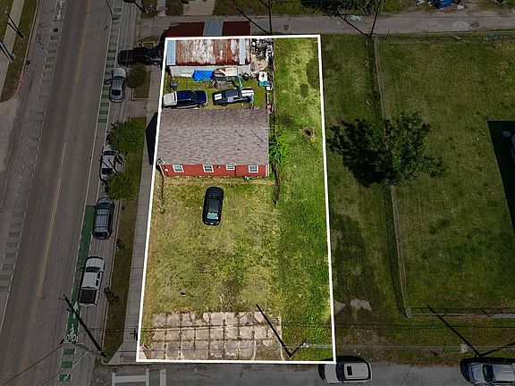 2nd image of 2820 Winnie St