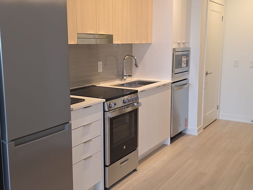 1st image of 5105 Hurontario St #2109