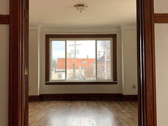 5th image of 1463 Beaconsfield Ave #2S