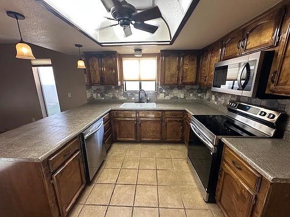 3rd image of 617 W 37th Pl