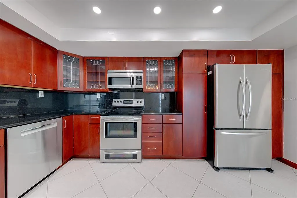 2 bed, 2.0 bath, 1300 sqft, $3,200 — Photo 3
