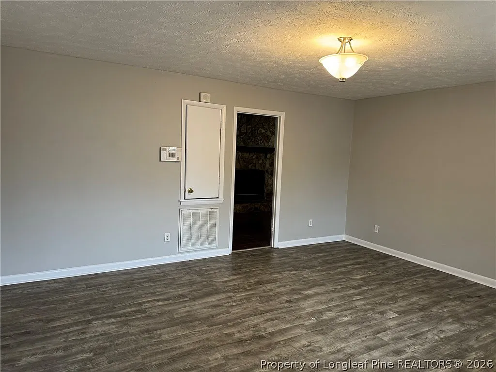 4 bed, 2.0 bath, 1400 sqft, $1,500 — Photo 4