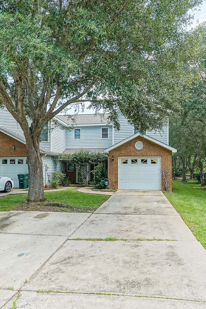 Super cute 3/2 on the North part of town with garage and fenced in yard — Photo 1