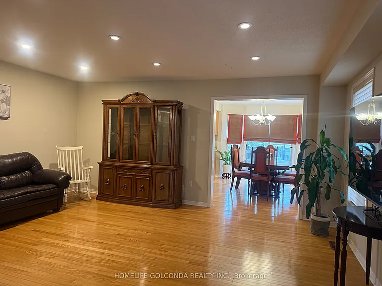 74 Rideau Dr — Photo 3