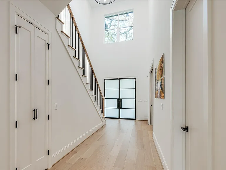 907 W 43rd St — Photo 39