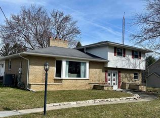 613 E Rolston Rd, Linden, MI 48451