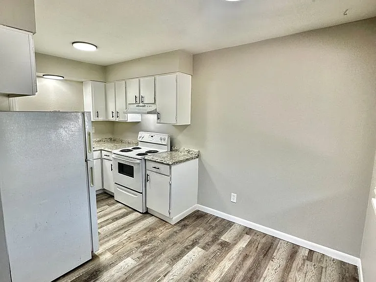 311 University Dr. — Photo 27