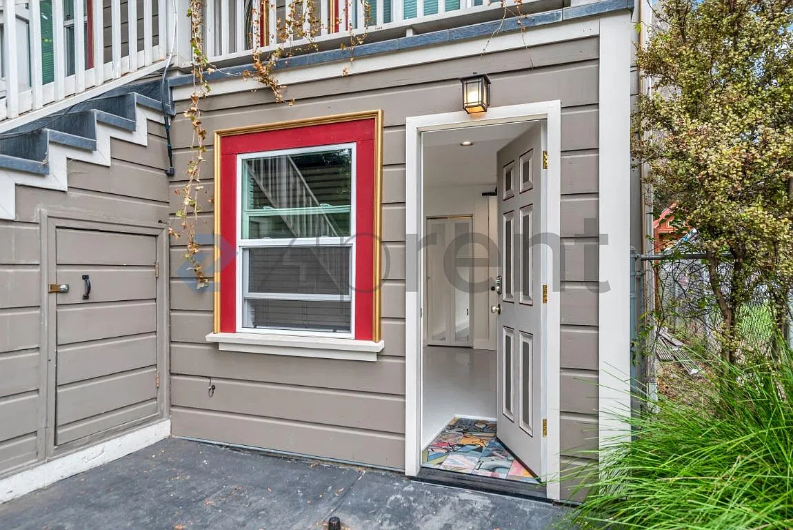 1005 Chester St — Photo 3