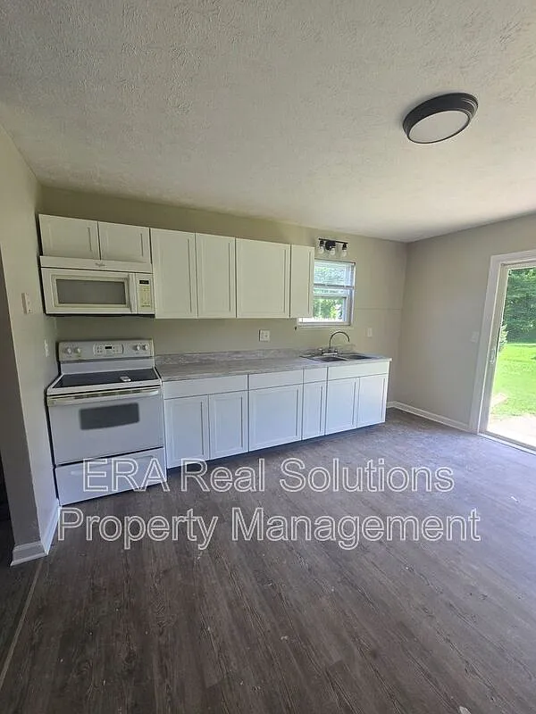 2 bed, 1.0 bath, $950 — Photo 4