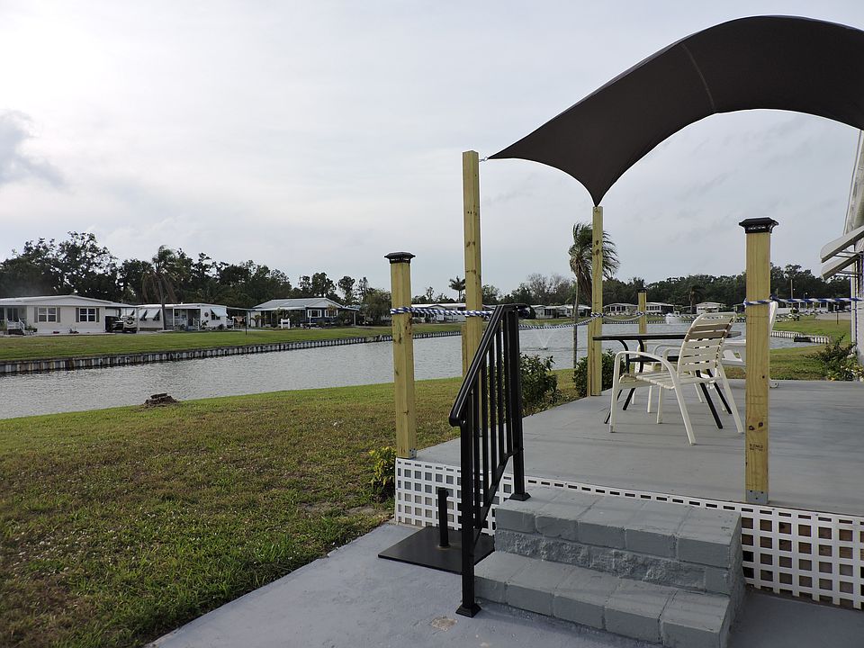 Deck w/sail located with access from the sliding glass doors.