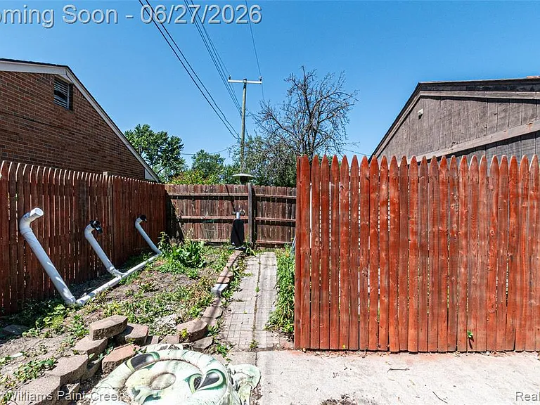20510 Luna St — Photo 34